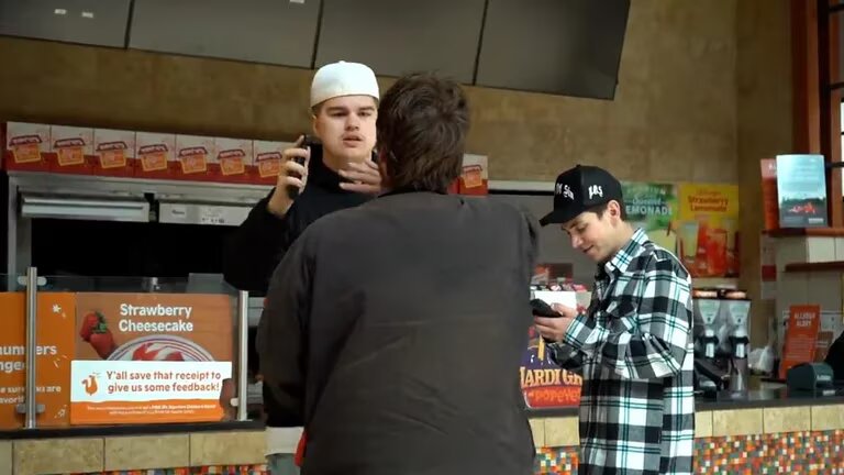 VIDEO: Youtuber es baleado por repartidor a quien hacía broma