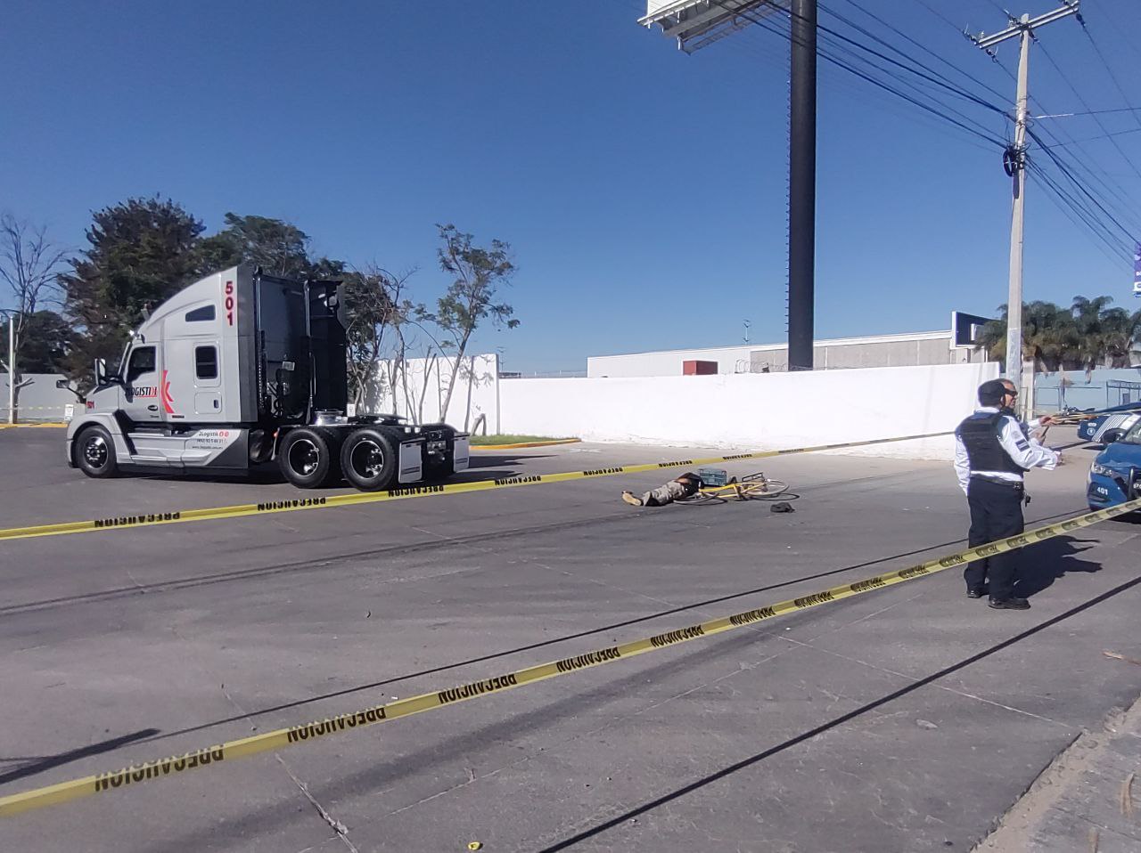 Atropella tráiler a ciclista en bulevar Aeropuerto, en León