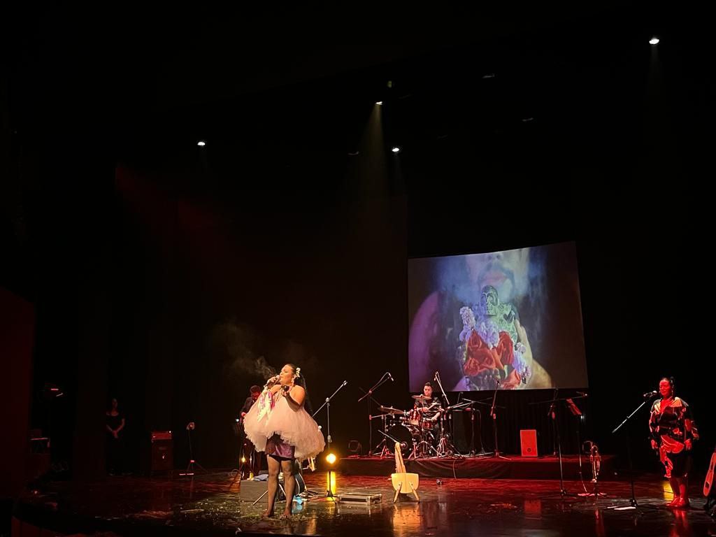 Hechiza Bruja de Texcoco a leoneses con su talento y trans feminidad