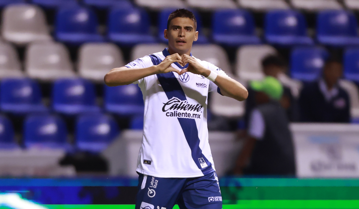 Guillermo Martínez con la playera del Puebla. Foto: Especial.